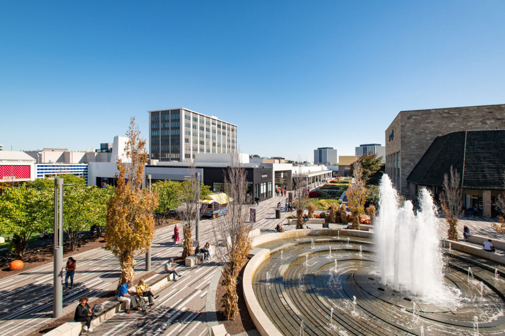 Fountain plaza and business district at Oakbrook Center – served by Managed IT Services in Oak Brook.